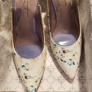 Cream/floral shoes